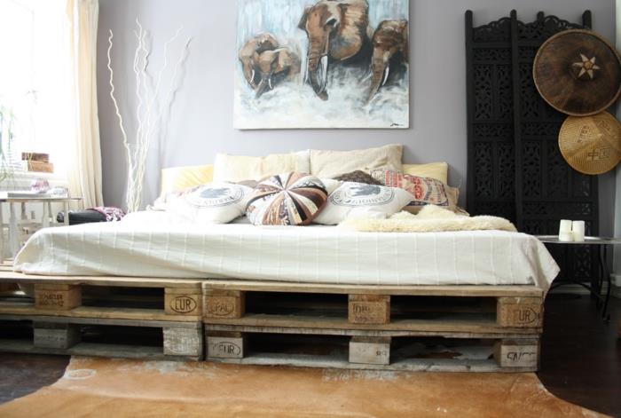 μοντέρνο υπνοδωμάτιο παλέτα κρεβάτι ρίξτε μαξιλάρια φωτεινό σχεδιασμό τοίχου