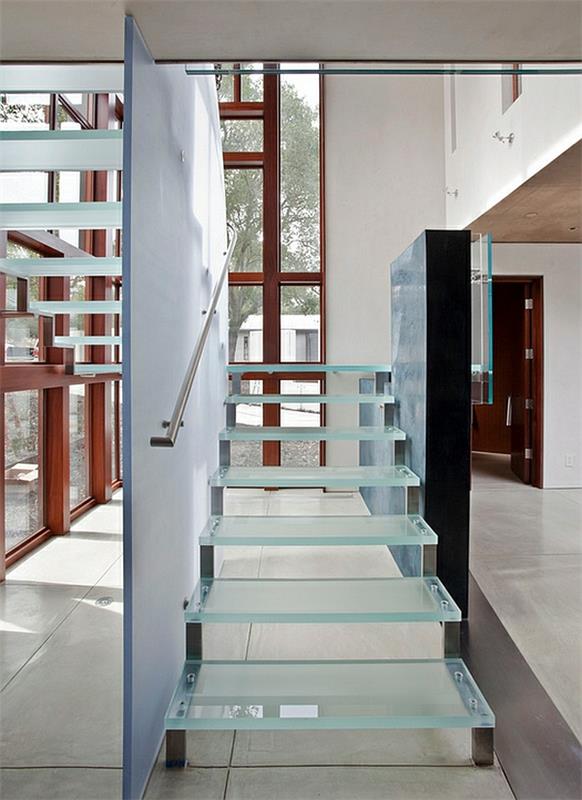 μοντέρνος διάδρομος με πλωτή σκάλα από γυαλί