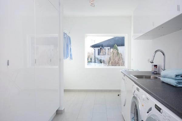 μοντέρνο σουηδικό βίλα λευκό τοίχο μπάνιο