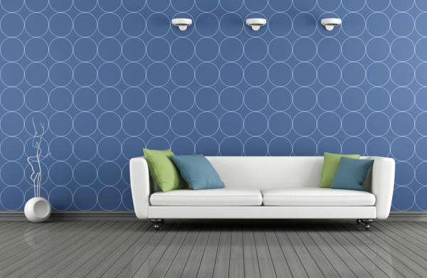 μοντέρνα ταπετσαρία σαλονιού μπλε ταπετσαρία τοίχου λευκός καναπές