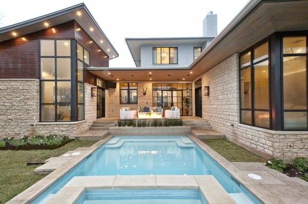 μοντέρνα κατοικία του Τέξας με εξωτερική πισίνα στην αυλή