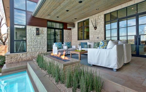 μοντέρνα κατοικία του Τέξας με εξωτερική πισίνα και τζάκι