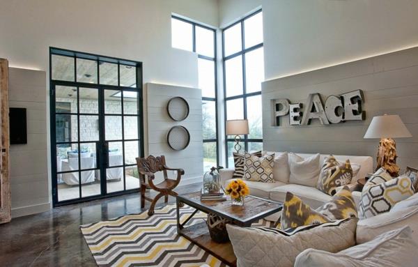 μοντέρνα κατοικία του Τέξας κομψά μοτίβα σε κίτρινο και καφέ σε μαξιλάρια και χαλιά