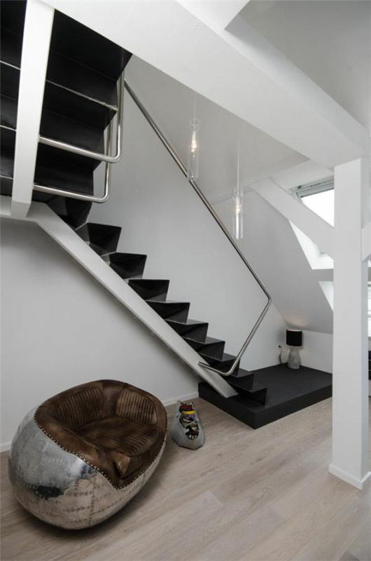 μοντέρνες σκάλες σε μικρό διαμέρισμα ασπρόμαυρο
