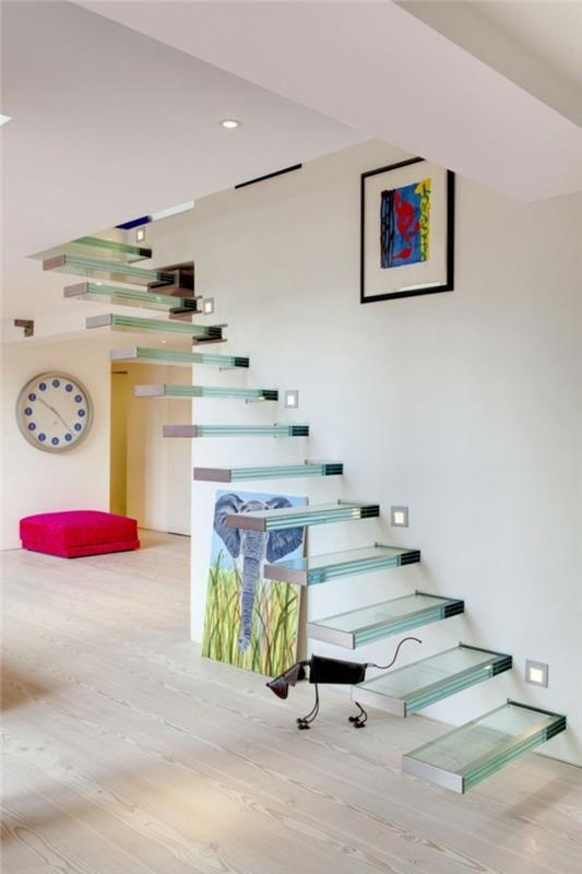μοντέρνες σκάλες από γυαλί που επιπλέουν οργανικά