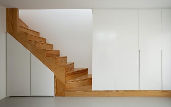μοντέρνα βίλα στην ισπανική εσωτερική διακόσμηση ξύλινη σκάλα λευκή