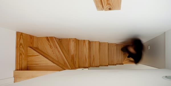 μοντέρνα βίλα στην ισπανική εσωτερική διακόσμηση ξύλινη σκάλα