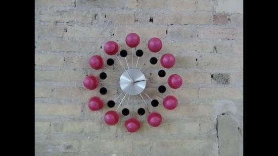 μοντέρνο ρολόι τοίχου με κάψουλες καφέ