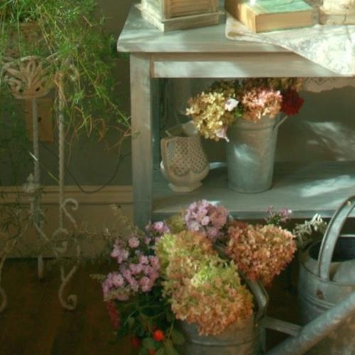 Vintage τραπέζι ποτίσματος φρέσκου δωματίου κήπου