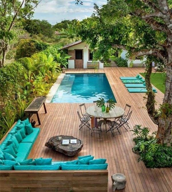 μοντέρνος κήπος με πισίνα άνετο ξύλινο δάπεδο στην πισίνα