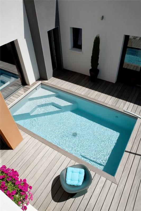 μοντέρνος κήπος με ξύλινο πάτωμα στην πισίνα