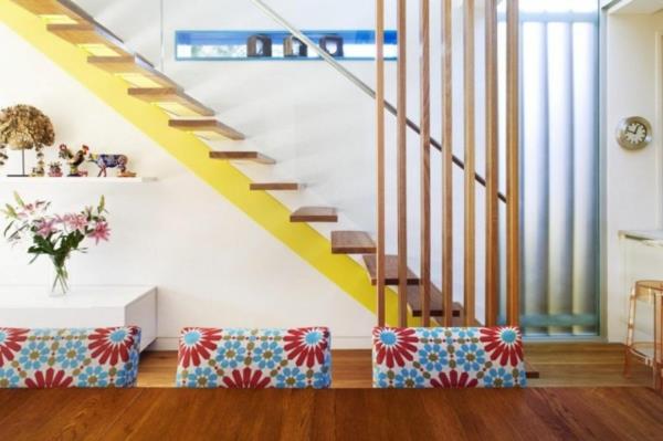 Σύγχρονο μοτίβο λουλουδιών στο σπίτι και κίτρινες σκάλες λεμονιού