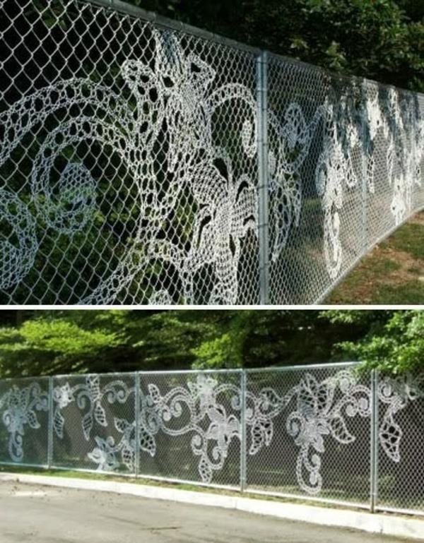 Μοντέρνος φράχτης αλυσίδας στον λευκό κήπο
