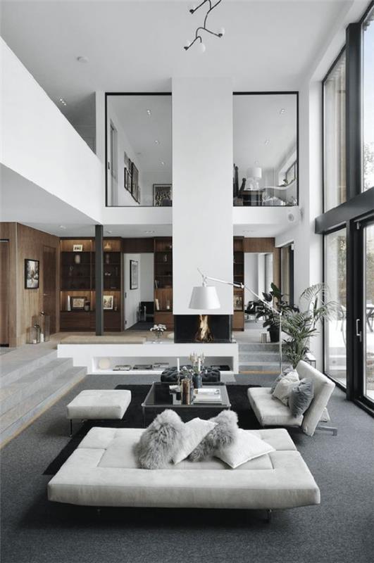 μοντέρνο σαλόνι σε δύο επίπεδα κομψό εσωτερικό λευκά έπιπλα γκρι δάπεδο λάμπα τόξου ρίξτε μαξιλάρια στους καναπέδες