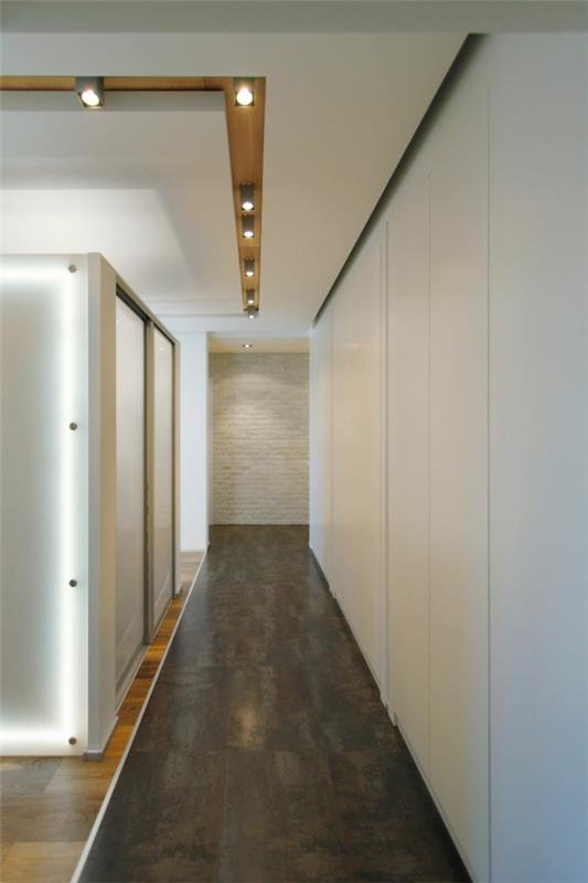 μοντέρνο δροσερό διαμέρισμα στενός τοίχος από τούβλα σε λευκό