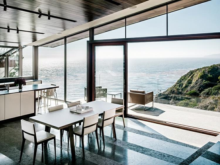 μοντέρνος-αρχιτέκτονας-σπίτι-γυάλινοι τοίχοι-θέα στη θάλασσα-ειρηνικός-ακτή-βιώσιμη-αρχιτεκτονική
