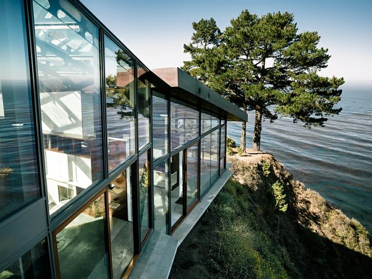 μοντέρνος-αρχιτέκτονας-σπίτι-γυάλινοι τοίχοι-ειρηνικός-ακτή-γκρεμός-πράσινη-αρχιτεκτονική