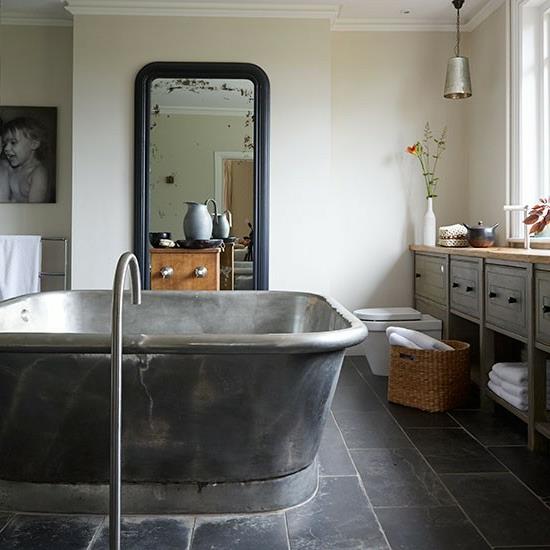 μοντέρνο μπάνιο καλλιτεχνική vintage ατμόσφαιρα μπανιέρας