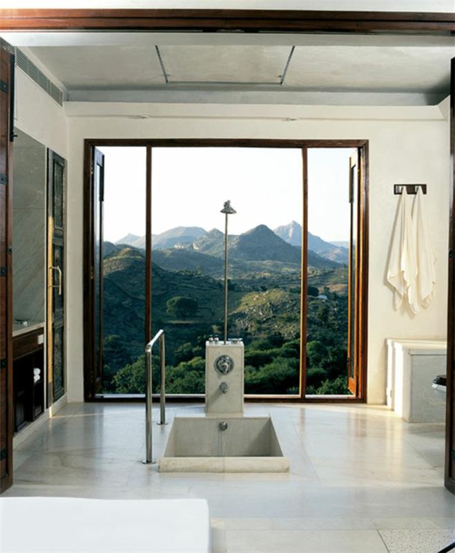 μοντέρνο μπάνιο με μπανιέρα στο πάτωμα ενσωματωμένα πανοραμικά βουνά