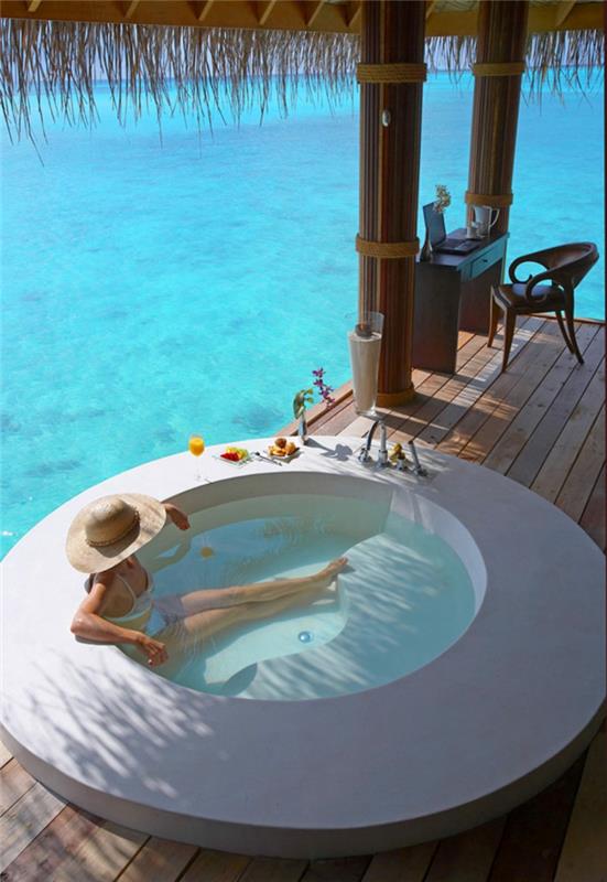 μοντέρνο μπάνιο βεράντα με θέα στη θάλασσα