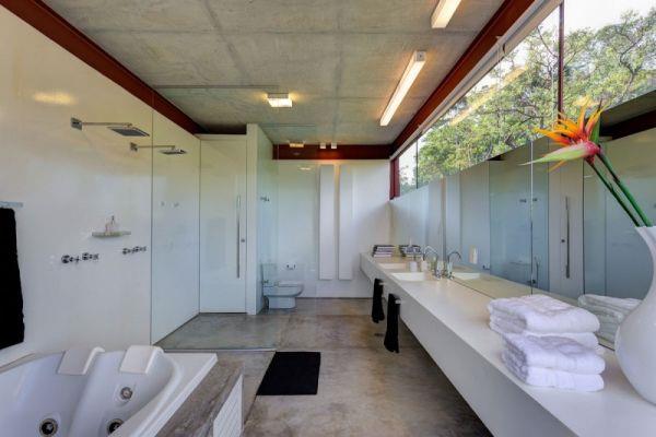 κομψός βραζιλιάνικος νεροχύτης μπάνιου στο σπίτι