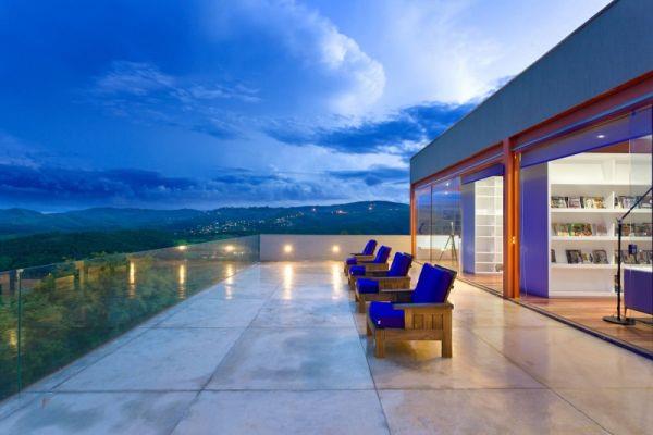 μοντέρνα βραζιλιάνικη αρχιτεκτονική πρόσοψης σπιτιού τεράστια πολυθρόνα μπλε