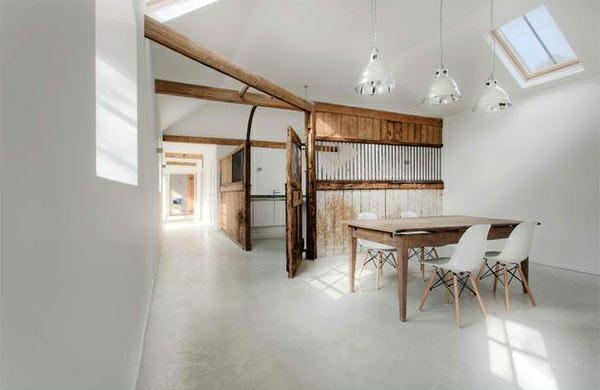 μοντέρνα τραπεζαρία σε ξύλινα έπιπλα σε στυλ εξοχής ξύλινα κρεμαστά φωτιστικά χρώματος τοίχου λευκό