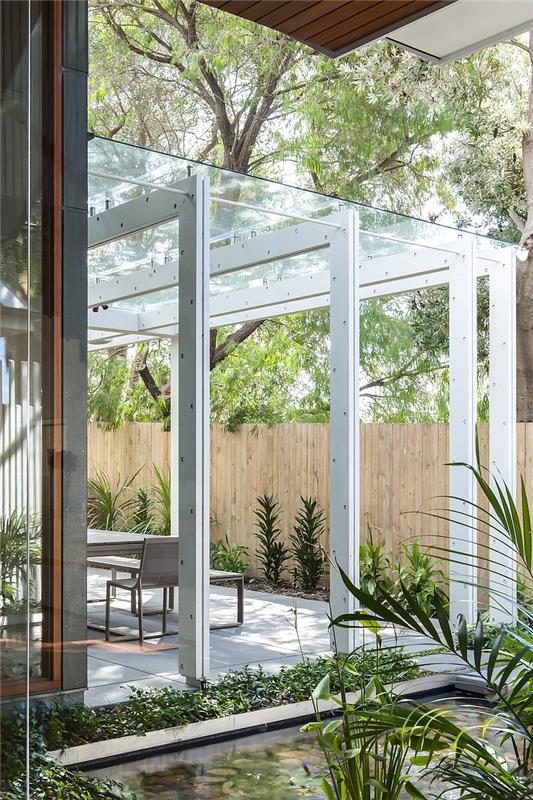 μοντέρνο σπίτι εξωτερική σχεδίαση τζάμια βεράντα γυάλινη πέργκολα κήπος λίμνη κήπο φράχτη