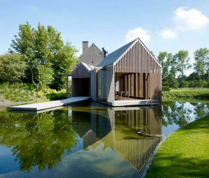 μοντέρνο σπίτι που χτίζει λίμνη φυσικού τοπίου