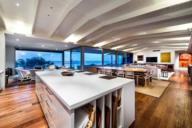 μοντέρνο σπίτι παραλία σπίτι μοντέρνα κουζίνα σχεδιασμός κουζίνας νησί με αποθηκευτικό χώρο ξύλινο πάτωμα