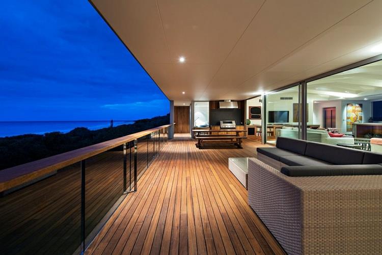 μοντέρνο σπίτι παραλία βεράντα με θέα ξύλινο δάπεδο έπιπλα από μπαστούνι