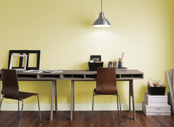 μοντέρνα έπιπλα γραφείου στο σπίτι γραφεία καρέκλες παρκέ κίτρινο χρώμα τοίχου