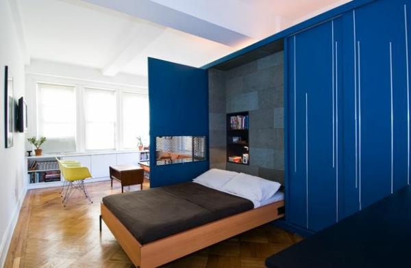 μοντέρνο δωμάτιο νεότητας επιπλωμένο ντουλάπι κρεβάτι μπλε πόρτες