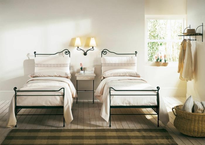 μοντέρνα κρεβατοκάμαρα επιπλωμένη με μεταλλικό σκελετό κρεβατιού διπλό δωμάτιο χαλί δρομέας