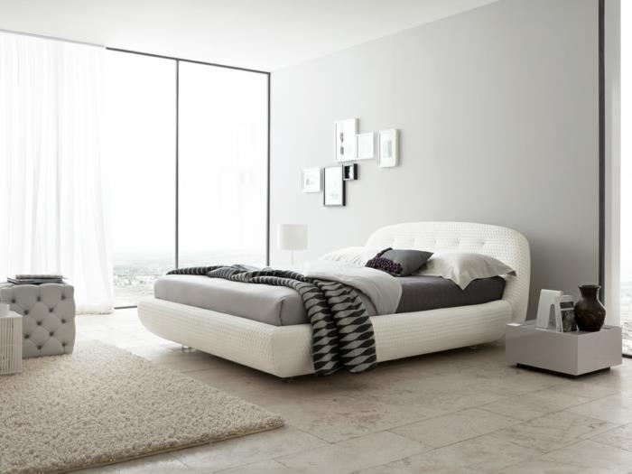 μοντέρνο υπνοδωμάτιο όμορφο κρεβάτι λευκά πλακάκια δαπέδου χαλί λευκές κουρτίνες