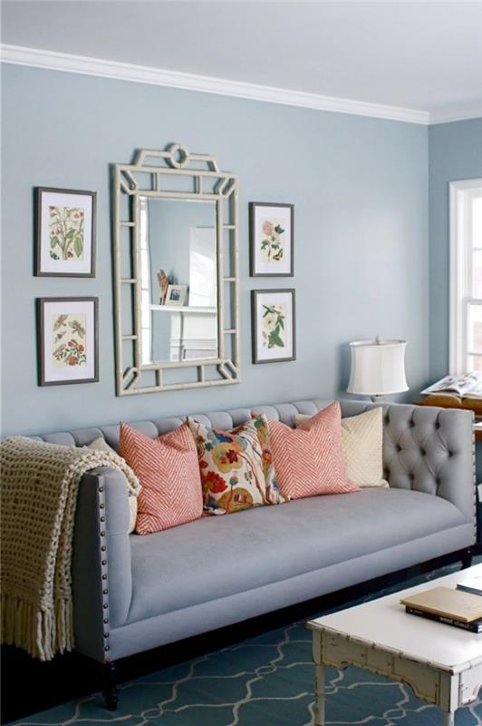 μοντέρνο ζωντανό γαλάζιο τοίχο με καθρέφτη και vintage τραπεζάκι σαλονιού