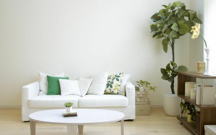 μοντέρνο σαλόνι με μαξιλάρια και φυτά