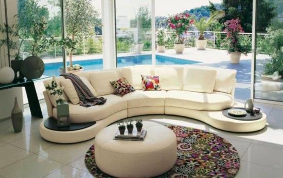 μοντέρνο σαλόνι επιπλωμένο σπονδυλωτό καναπέ με γυάλινη πισίνα με θέα στον τοίχο