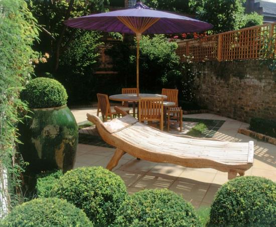 μοντέρνα δροσερή σχεδίαση κήπου ξαπλώστρα ξύλο απλή μοβ ομπρέλα