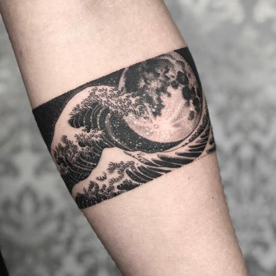 βραχιόλι τατουάζ φεγγάρι τσουνάμι