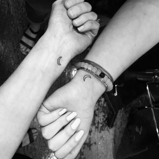 γυναικεία ημισέληνος μικρά τζελ χεριών τατουάζ