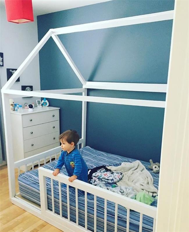 montessori κρεβάτι με ρίγες σε μπλε χρώμα