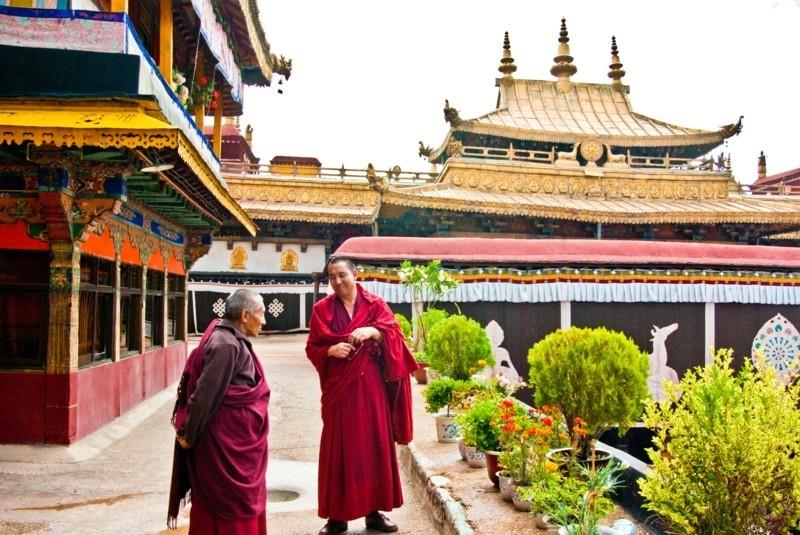 Βουδιστές μοναχοί ταξιδεύουν στο Θιβέτ Ναό Jokhang