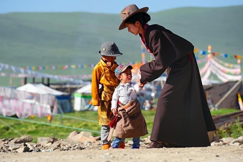 Ντόπιοι, παιδιά και μητέρες ταξιδεύουν στο Θιβέτ