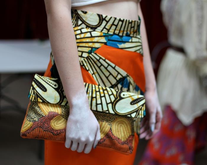 βιώσιμη μόδα δίκαιου εμπορίου οικολογικά ρούχα συμπλέκτη φούστα πολύχρωμα χρώματα Sally Bower