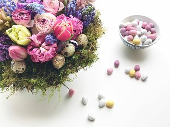βιώσιμη Πασχαλινή διακόσμηση τραπεζιού φρέσκα λουλούδια ορτύκια αυγά βρύα