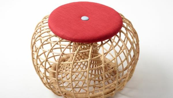 βιώσιμο σκαμπό έπιπλα από μπαστούνι με κόκκινο μαξιλάρι καθίσματος