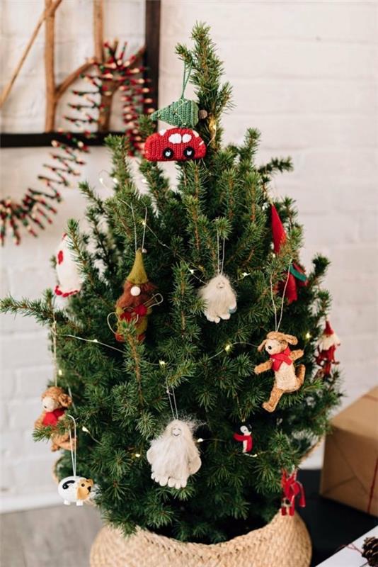 βιώσιμα Χριστούγεννα διακοσμούν το χριστουγεννιάτικο δέντρο