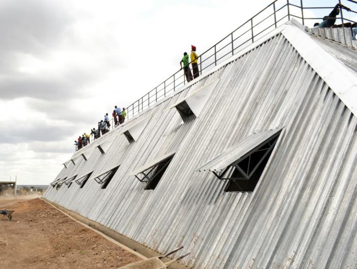 βιώσιμη οικοδομή αρχιτεκτονική γήπεδο ποδοσφαίρου Κένυα που συλλέγει το νερό της βροχής