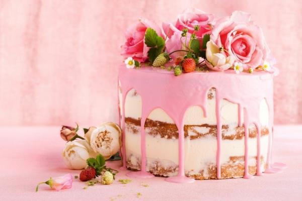 γυμνό καλοκαιρινό κέικ με φράουλες και τριαντάφυλλα